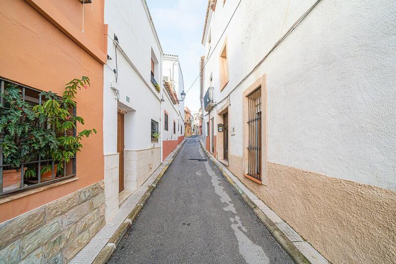 5 bedroom Townhouse for sale
