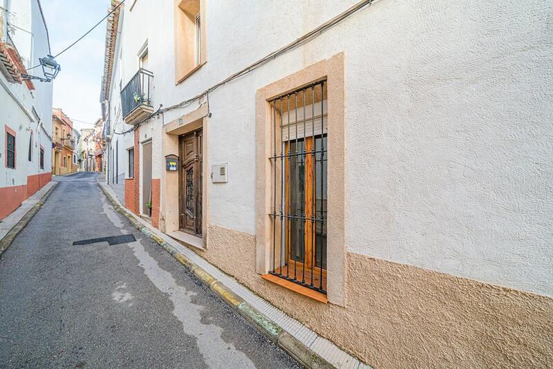 5 bedroom Townhouse for sale