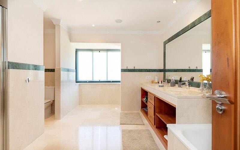 6 bedroom Villa for sale