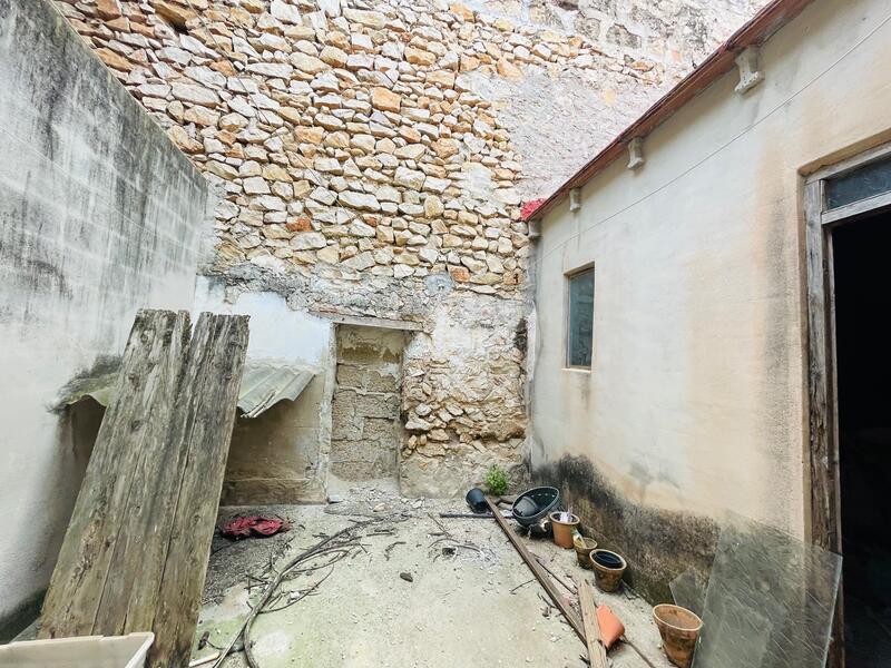 7 bedroom Townhouse for sale