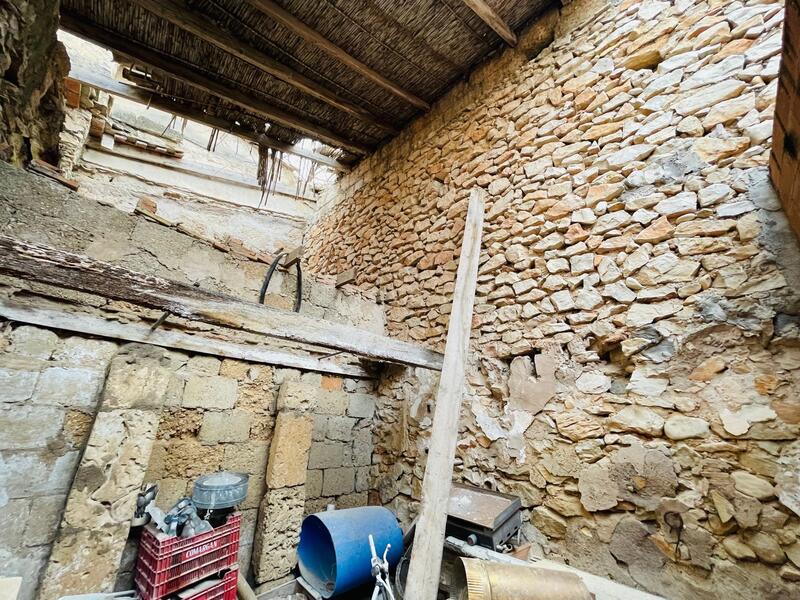 7 bedroom Townhouse for sale