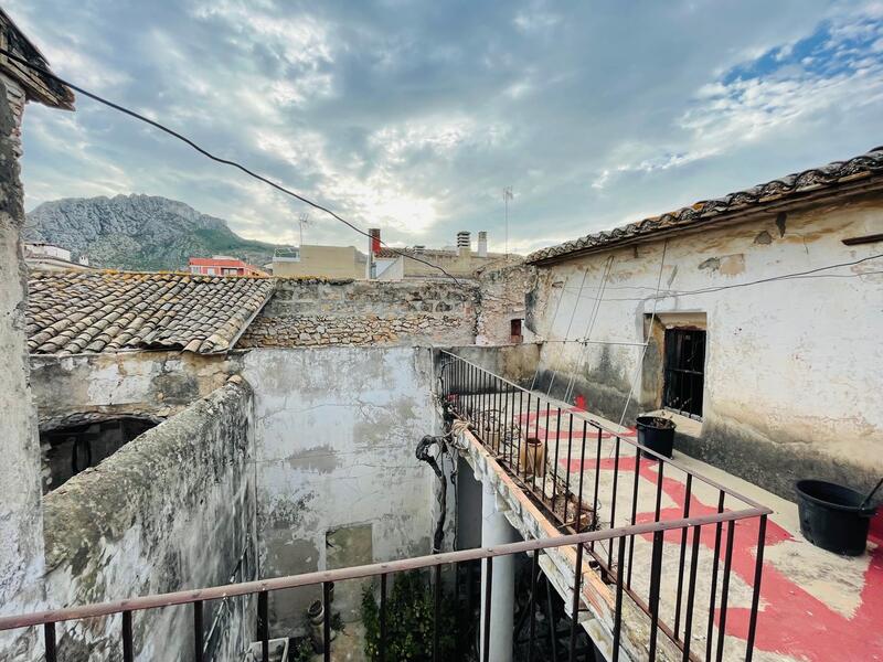 7 bedroom Townhouse for sale