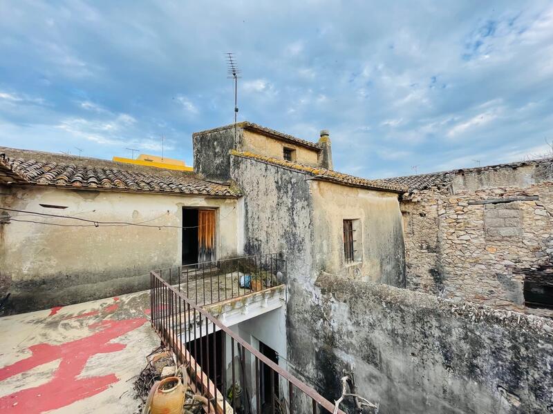 7 bedroom Townhouse for sale