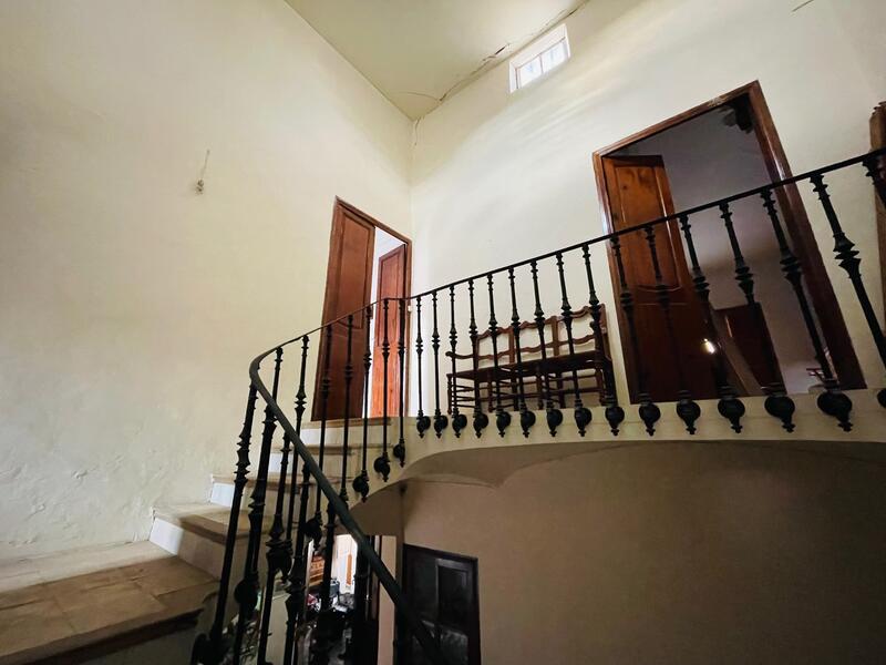 7 bedroom Townhouse for sale