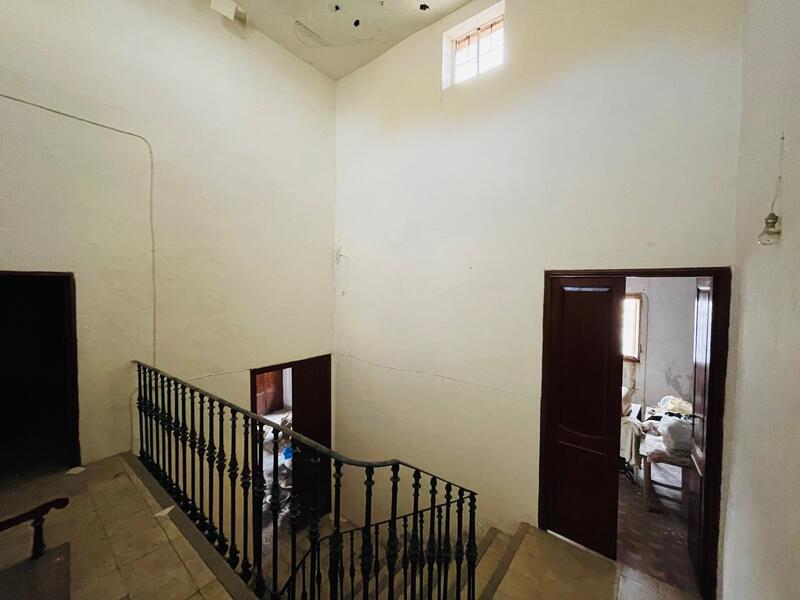 7 bedroom Townhouse for sale