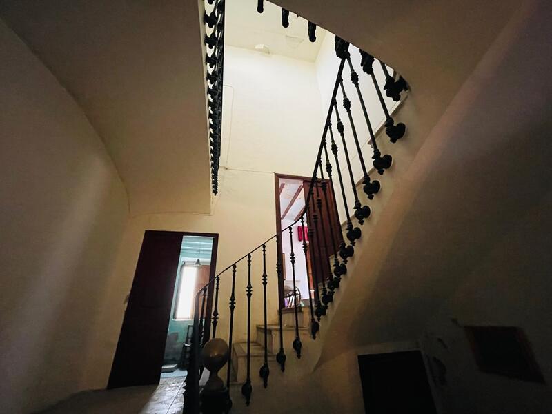 7 bedroom Townhouse for sale