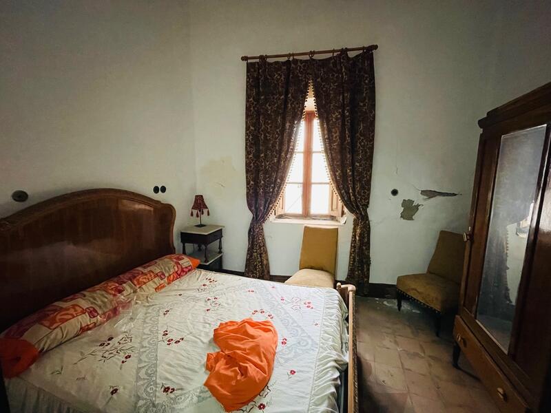 7 bedroom Townhouse for sale