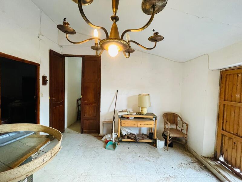 7 bedroom Townhouse for sale