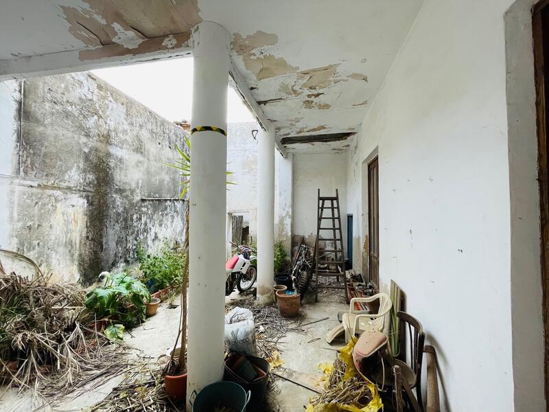 7 bedroom Townhouse for sale