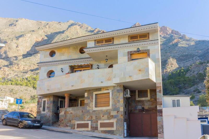 Villa for sale in Redovan, Alicante