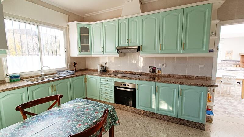 4 спальная комната вилла продается