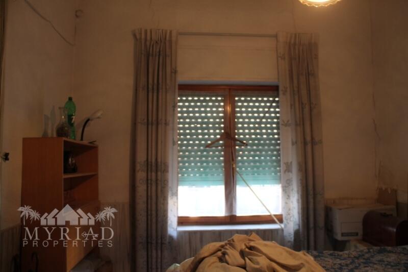 5 bedroom Townhouse for sale