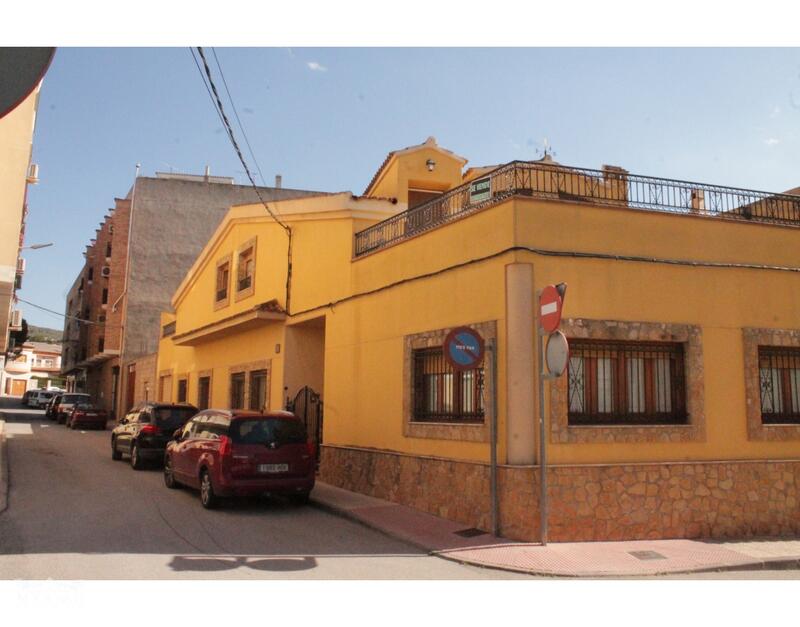 4 спальная комната городская тюрьма продается