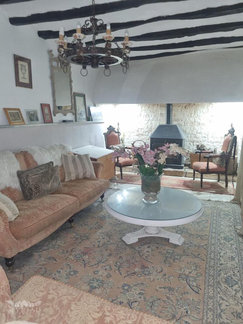 6 bedroom Country House for sale