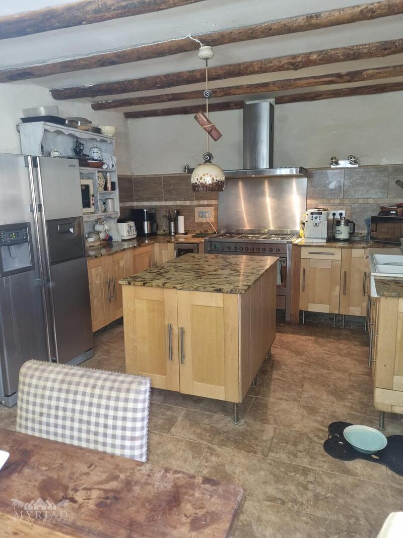 6 bedroom Country House for sale