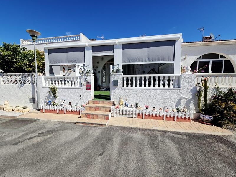 Villa en venta en Torrevieja, Alicante