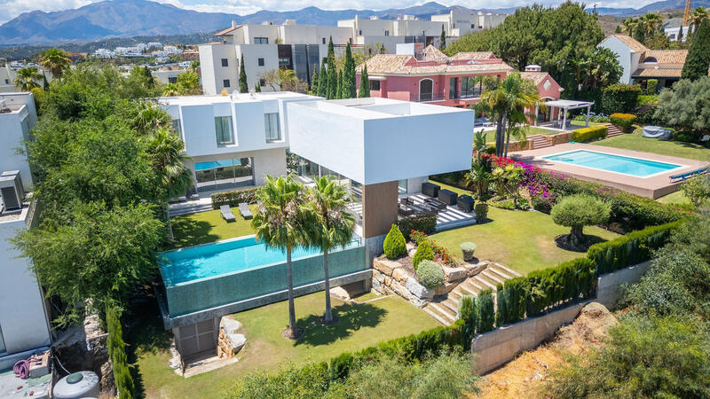 Villa en venta en Los Flamingos, Málaga