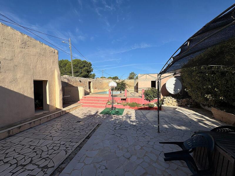 6 спальная комната городская тюрьма продается