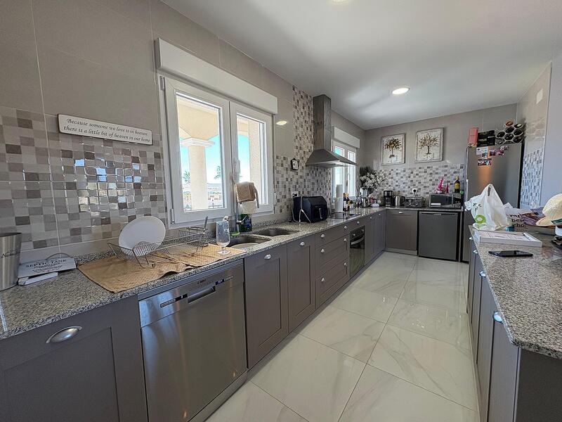 4 спальная комната вилла продается