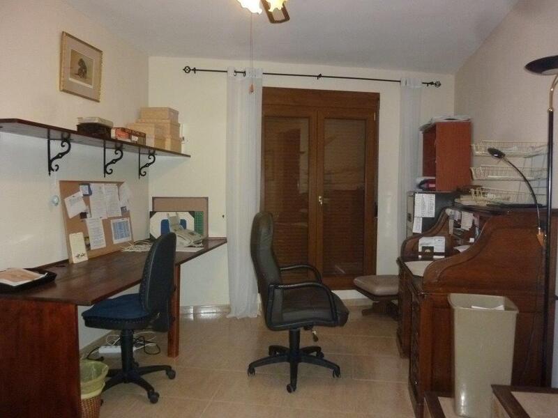 5 bedroom Townhouse for sale