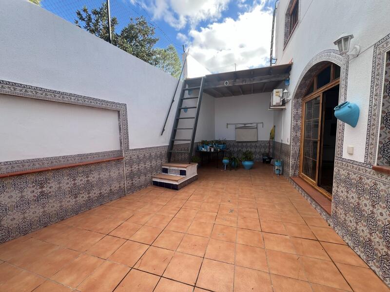 4 bedroom Townhouse for sale