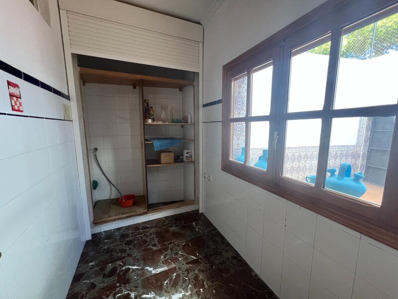 4 bedroom Townhouse for sale