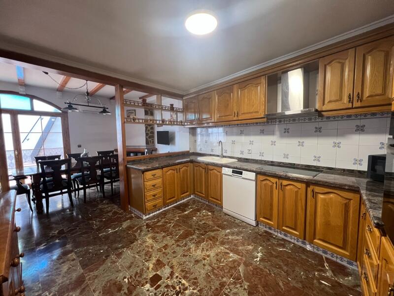 4 bedroom Townhouse for sale