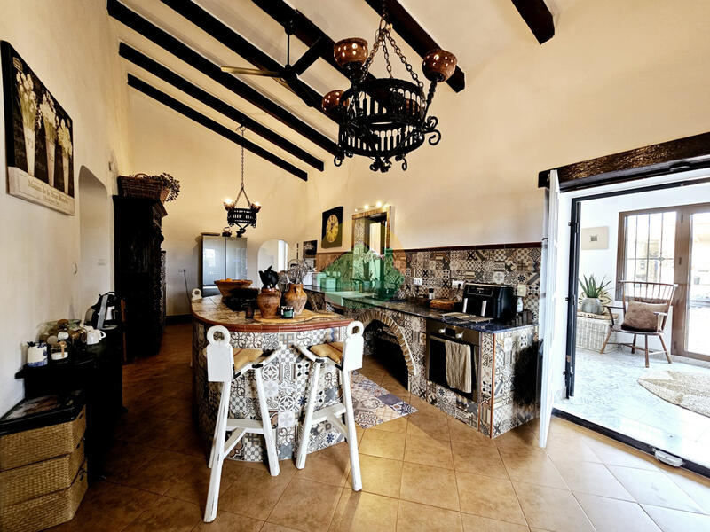 6 bedroom Country House for sale