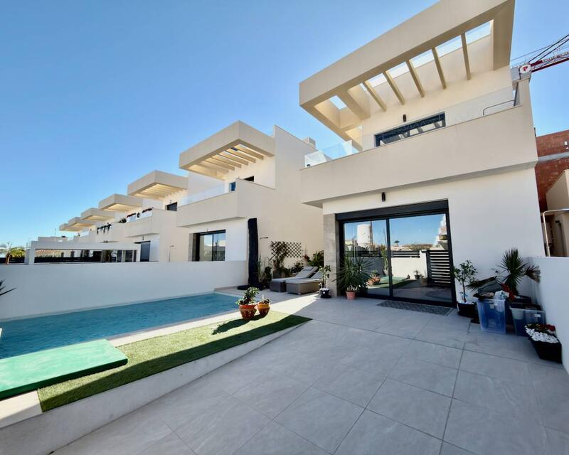 Villa til salgs i Los Montesinos, Alicante