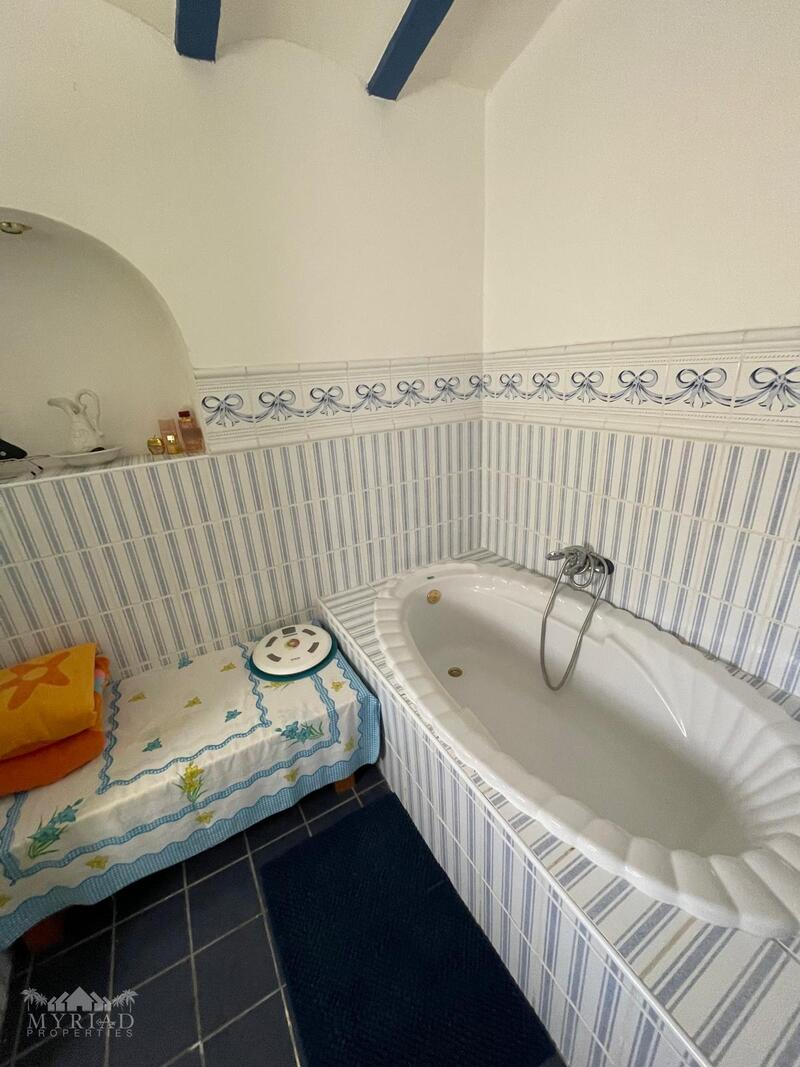 6 bedroom Country House for sale