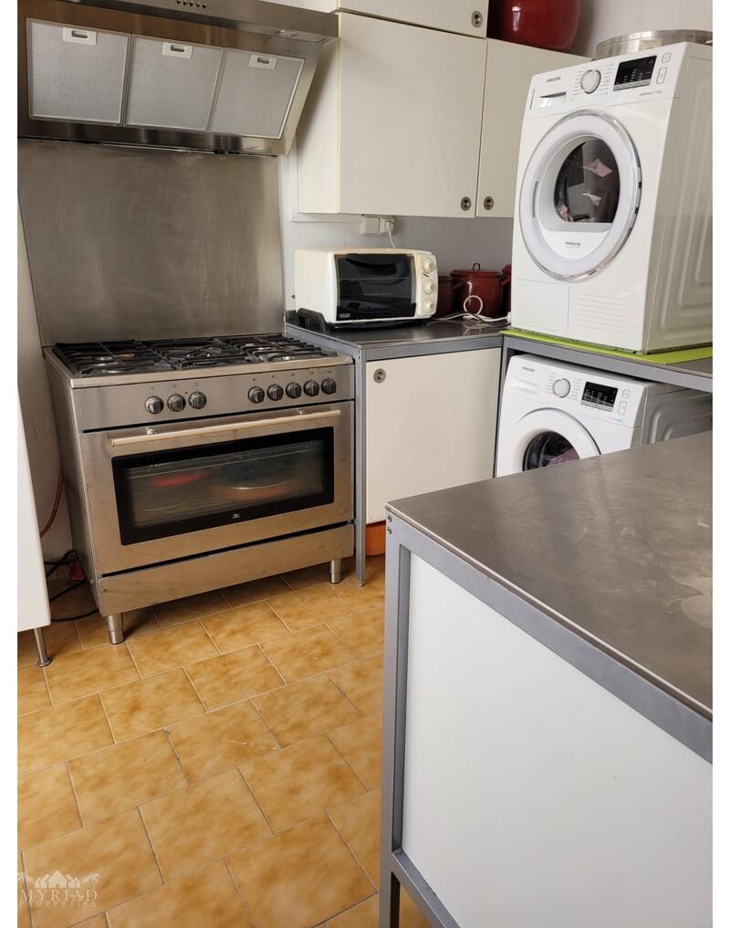 5 bedroom Townhouse for sale