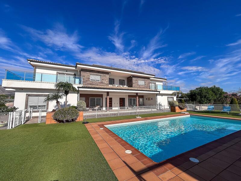8 bedroom Villa for sale