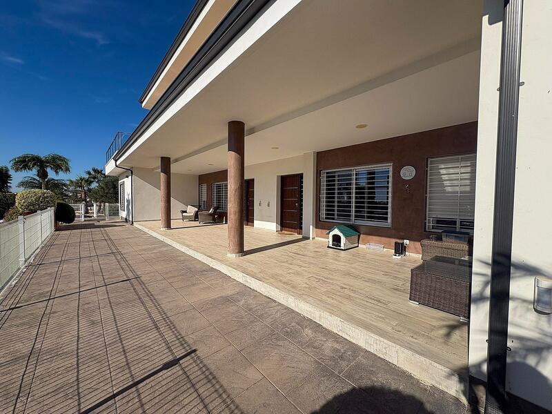 8 bedroom Villa for sale