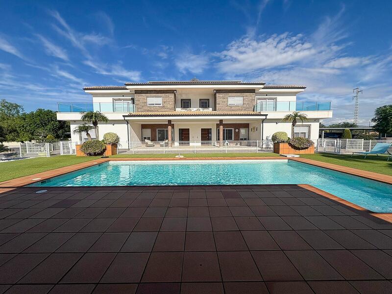 8 bedroom Villa for sale