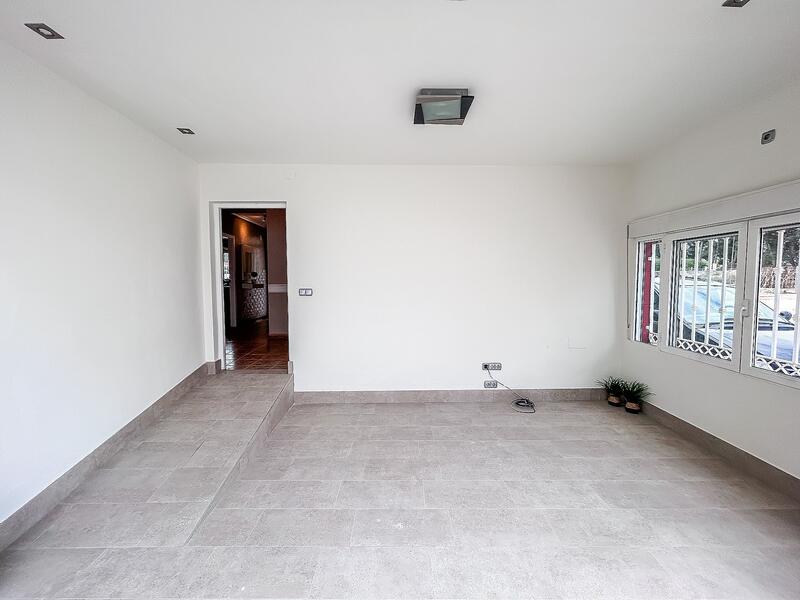 5 bedroom Townhouse for sale