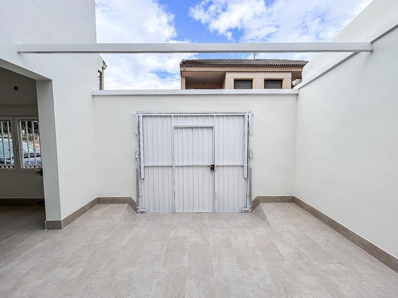 5 bedroom Townhouse for sale