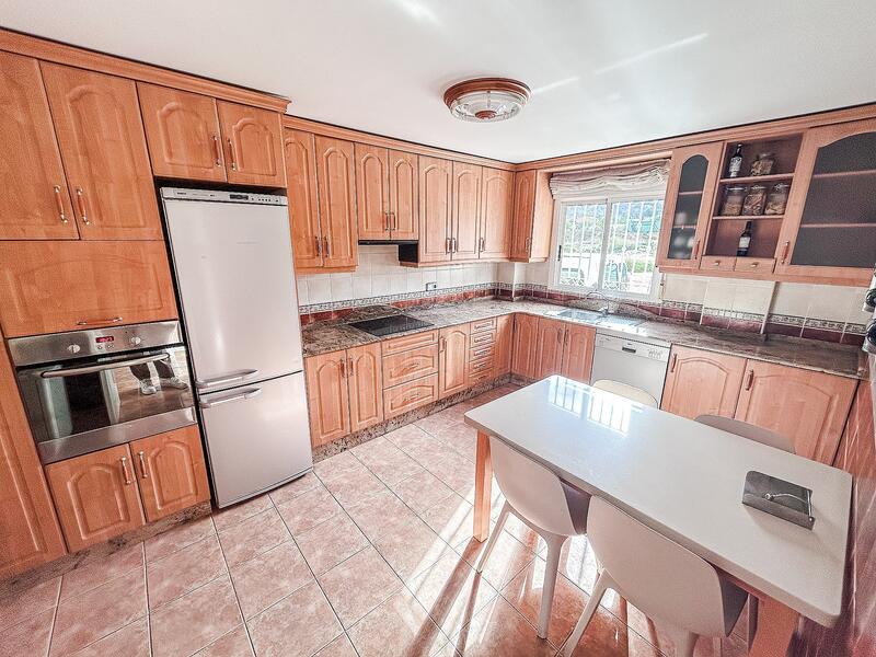 5 bedroom Townhouse for sale