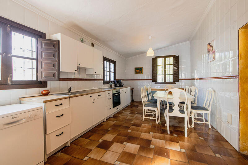 16 soverom Herregård til salgs