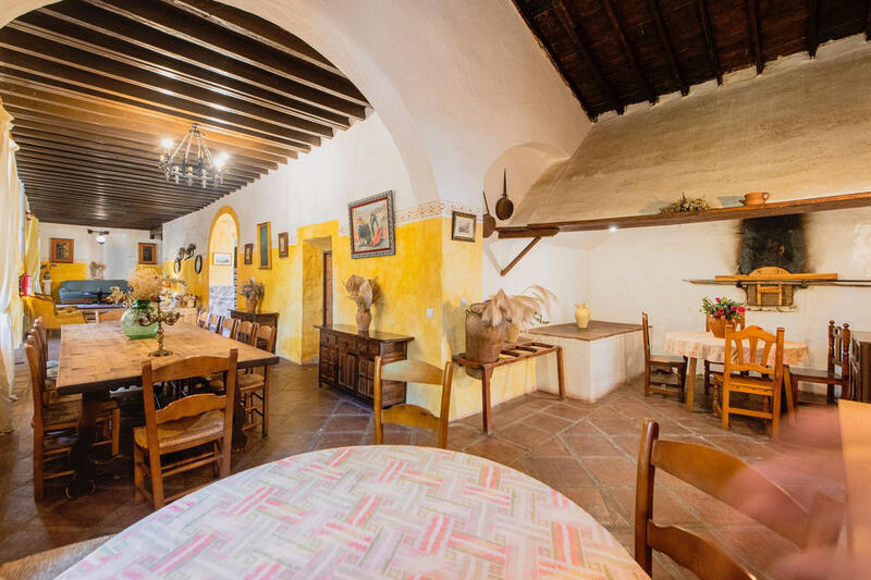 16 soverom Herregård til salgs