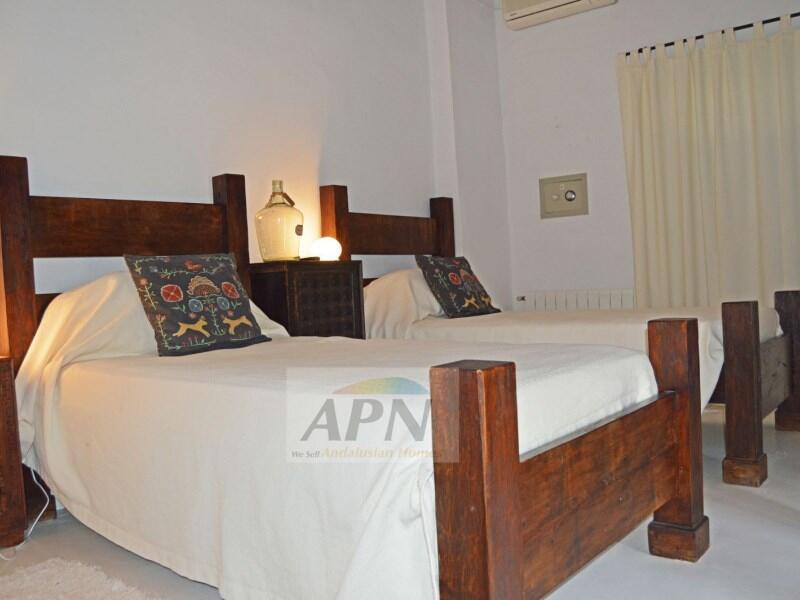 5 bedroom Country House for sale