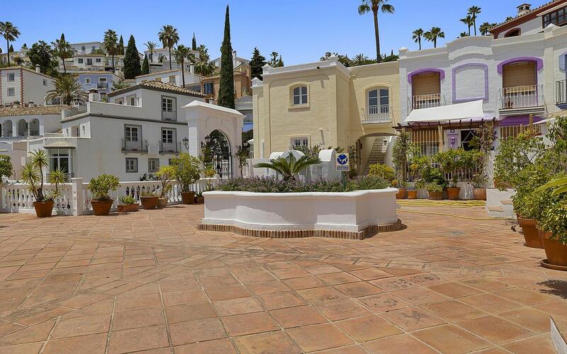 Townhouse for sale in Benahavis, Málaga