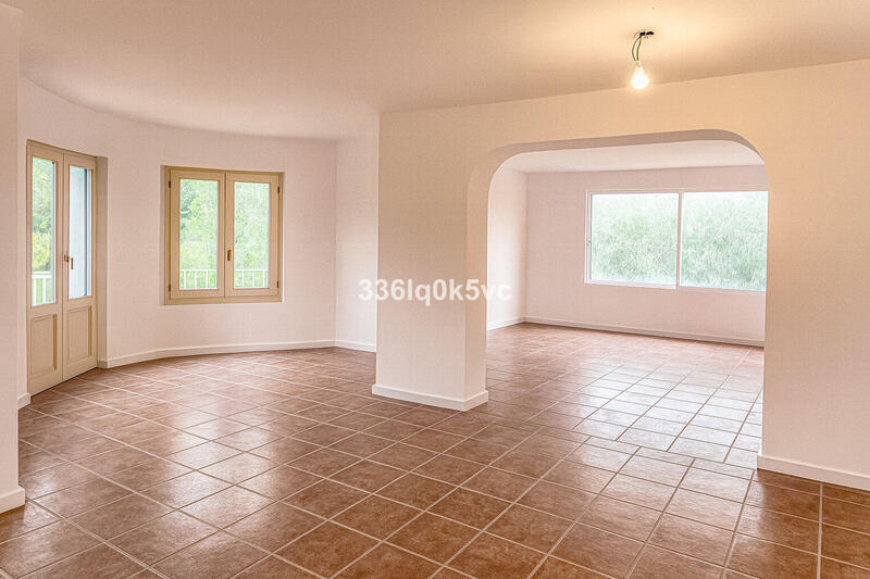 Villa for sale in Benahavis, Málaga