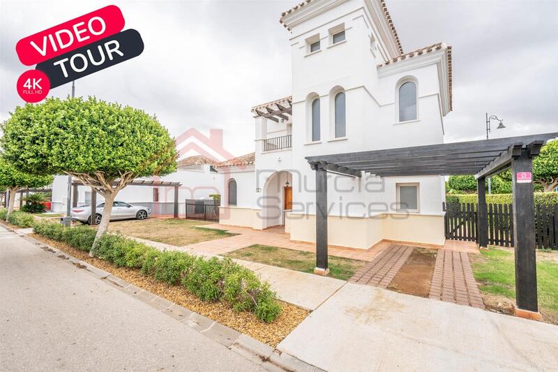 Villa en venta en La Torre Golf Resort, Murcia