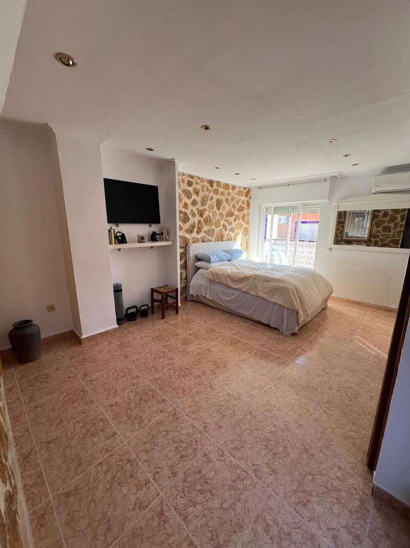 4 bedroom Townhouse for sale