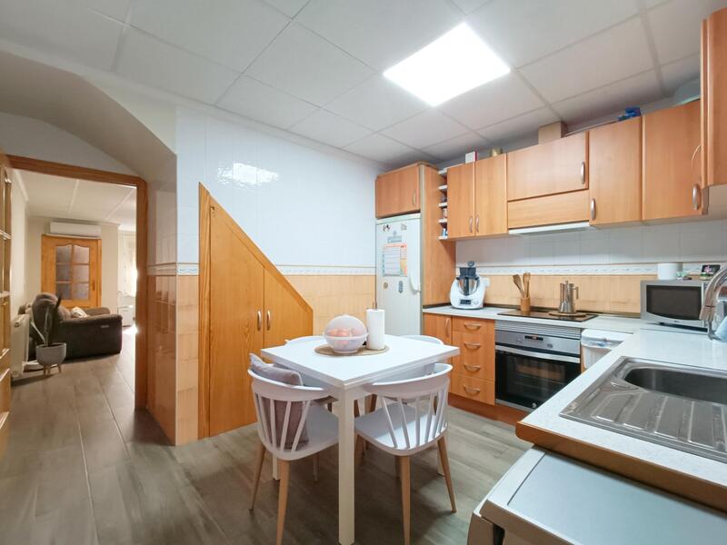 5 bedroom Townhouse for sale