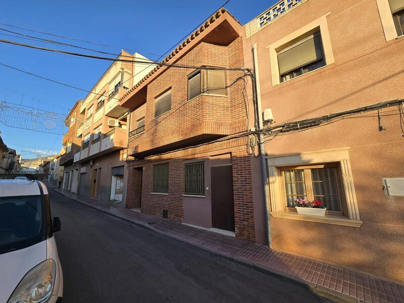 6 bedroom Townhouse for sale