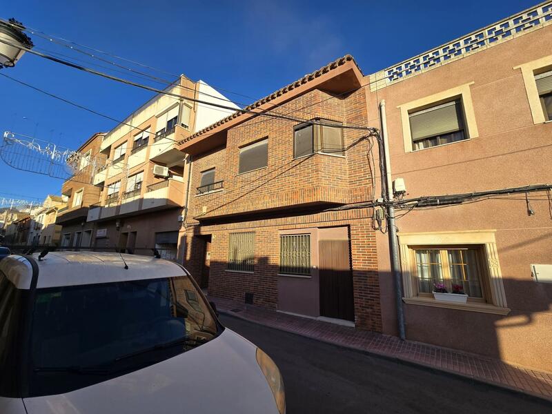 6 bedroom Townhouse for sale