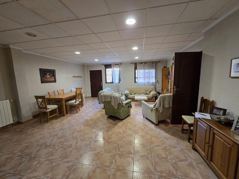 6 bedroom Townhouse for sale