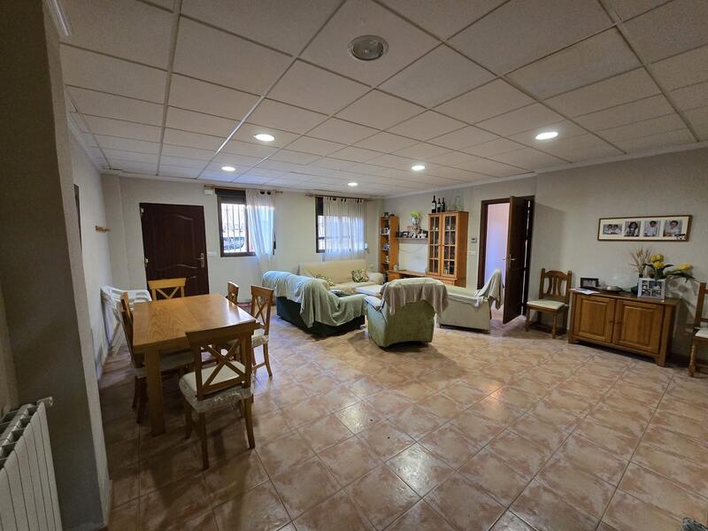 6 bedroom Townhouse for sale