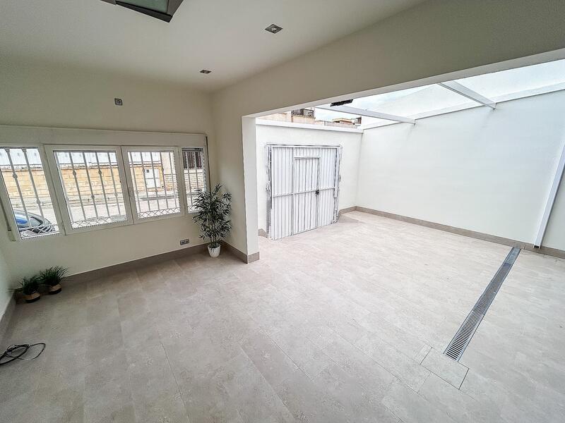 5 bedroom Townhouse for sale